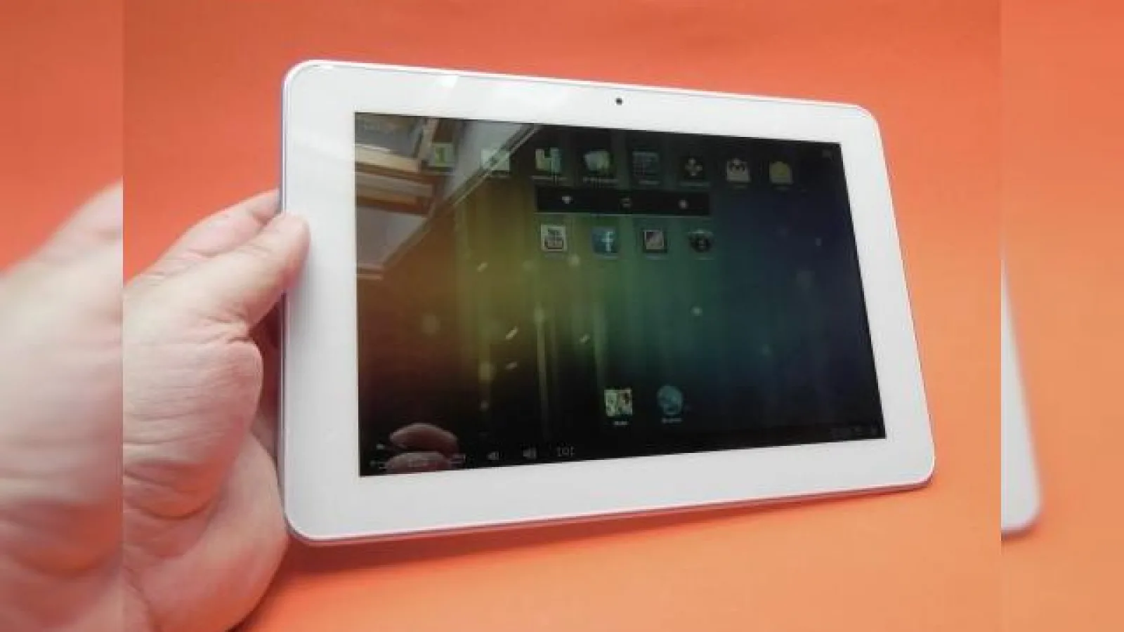 Review E-Boda Supreme XL400 Quad Core: performanță dezamăgitoare pentru un quad core, design interesant (Video - Concurs)