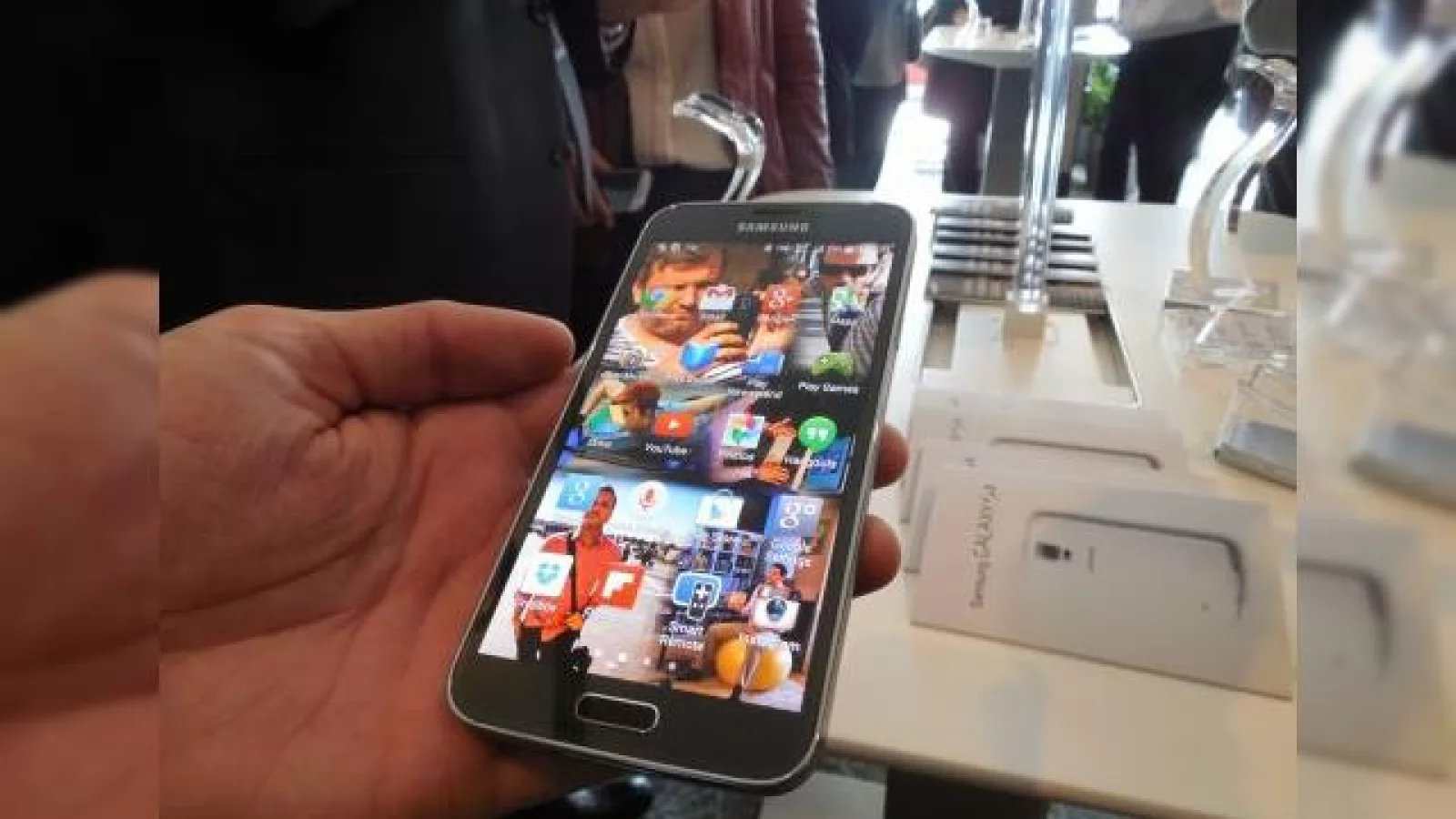 Prezentare Samsung Galaxy S5: schimbare radicală de UI În zona de setări, test al scannerului de amprente, cardiac și camera (Video)