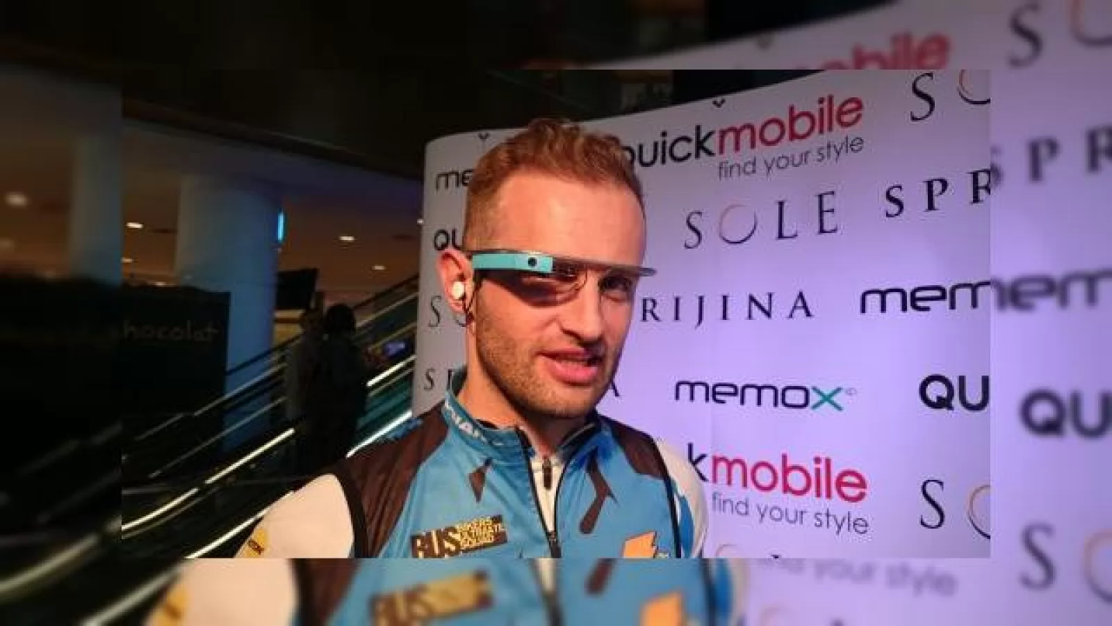 Google Glass "eyes-on" la standul QuickMobile din Băneasa Mall; Detalii despre preț și lansare În România! (Video)