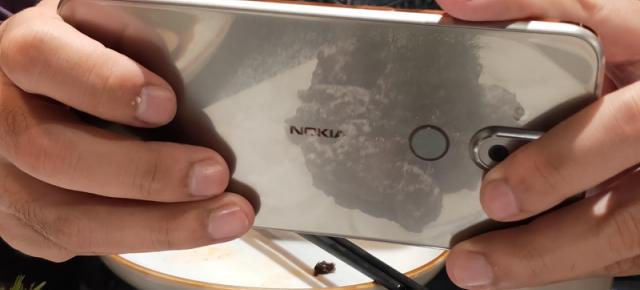 Nokia X7 îşi arată spatele argintiu şi negru în noi fotografii hands on