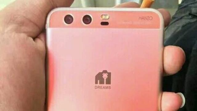 <b>Imagini sosite din China ne oferă o privire asupra design-ului pe care Huawei P10 l-ar putea adopta</b>Platforma chineză Weibo a devenit în ultimul timp o sursă foarte bogată în materie de leak-uri ce ne prezintă smartphone-uri încă nelansate pe piață, rețea de socializare unde astăzi au fost încărcate o serie de imagini cel puțin interesante la prima