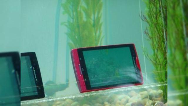 <b>Fujitsu face telefoanele Arrows rezistente la apă și praf... un adaos binevenit la performanță</b>Fujitsu are în palmares atât unul dintre cele mai subțiri telefoane din lume, cât și handseturi cu camere performante și designuri neobișnuite. Acum seria Arrows a producătorului japonez beneficiază și de rezistență la apă, funcție care a...