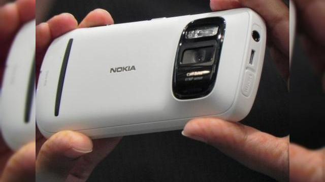 <b>MWC 2012: Nokia 808 PureView preview - mamutul cameraphone-urilor Într-o experientă hands on Mobilissimo (Video)</b>Vedeta incontestabilă a zilei de azi de la MWC 2012 este Nokia 808 PureView, un telefon cu o impresionantă camera de 41 de megapixeli, despre care ați aflat din live blogging-ul nostru. După ce am aflat numeroase funcțiile foto pe care ni le rezervă...