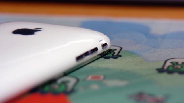 <b>iPhone Nano Își face din nou apariția printre zvonuri</b>După o perioadă de zvonuri despre un presupus iPad Mini și din nou despre iPhone 5 revenim la un produs care e cu mult mai puțin probabil să existe decât primele două: iPhone nano. Cred că se vorbește de iPhone Nano încă de când s-a lansat a...