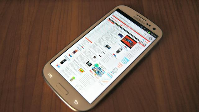 <b>5 motive serioase pentru care nu merită să cumperi Samsung Galaxy S III</b>Samsung Galaxy S III a intrat și în țara noastră din 1 iunie 2012. Nu știu cât de bine se vinde, dar nu există smartphone care să beneficieze de un marketing mai agresiv - de la televizor până la colantale de autobuze, cel puțin prin...