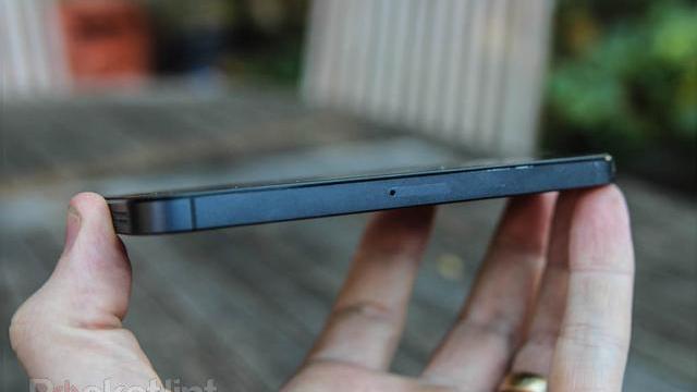 <b>iPhone 5 are probleme cu finisajul! După Antenna Gate avem Scuff Gate!</b>Acum că au apărut și primele recenzii ale lui iPhone 5 au început să apară și primele probleme ale terminalului descoperite de agerii bloggeri și jurnaliști. Review-urile sunt în majoritatea lor laudative, dar cei de la Pocket-Lint au descoperit...