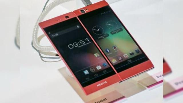 <b>MWC 2013: NEC Medias W, telefon dual display familiar la MWC, gata de comercializare (Video)</b>NEC nu e prima companie care vine în minte când e vorba de telefoane mobile, dar compania activează și în acest segment, ce-i drept destul de timid. în ultimii ani NEC a flirtat cu ideea de telefon dual display și a prezentat diferite prototipuri,...