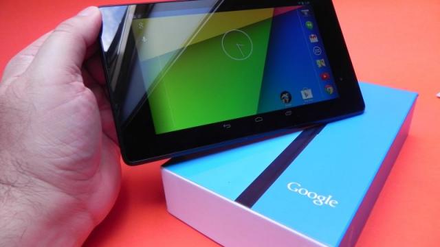 <b>Nexus 7 (2013) unboxing: design plăcut, grosime și greutate scăzută față de predecesor (Video)</b>Tableta Nexus 7 2013 a ajuns în sfârșit la noi la teste mulțumită celor de la ASUS. Terminalul a fost lansat în luna iulie a acestui an și este disponibil la evoMAG.ro, la prețul de 1.199 lei, la pachet cu o husă cadou (oferta temporară). ...