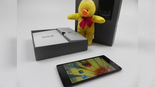 <b>Allview X2 Soul unboxing: scoatem din cutie cel mai subțire smartphone din lume, cu talie de 5.55 mm (Video)</b>Iată că a ajuns în sfârșit și la noi telefonul Allview X2 Soul, cel mai subțire smartphone din lume, cu talie de 5.55 mm. Acest device este un Gionee Elife S5.5 rebranduit, iar acest telefon a fost lansat în luna mai a acestui an. Hai să vedem...