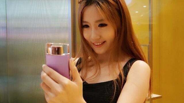 <b>Misteriosul device Sony ce seamană cu o sticlă de parfum apare În noi fotografii; lansarea programată pentru 22 august</b>După ce anterior am putut remarca o serie de imagini cu un viitor produs Sony ce pare a fi destinat iubitorilor de fotografie de tip selfie, iată că astăzi noi fotografii cu device-ul în cauză ajung pe web. Deși la prima vedere, acesta pare a fi un...