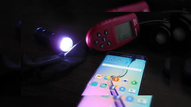 <b>Samsung Galaxy S6 Edge+ și modul inteligent în care senzorul de lumină ajută la optimizarea consumului de energie, dar și la contrabalansarea efectului de reflexie a ecranului</b>În urmă cu o săptămână vă povesteam despre Samsung Galaxy S6 Edge+, cum acesta e telefonul dintre toate cele testate de noi, care stă cel mai aproape de limita de o oră, când vine vorba de rapiditatea cu care se încarcă...