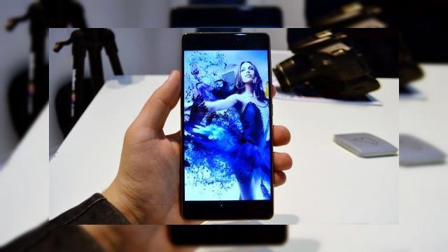 <b>MWC 2016: Allview X3 Soul Pro prezentare hands-on: flagshipul Allview trece la categoria grea, cu sasiu metalic şi compact</b>Allview a participat la MWC 2016, unde a avut organizată lansarea lui Allview X3 Soul Pro, cel mai nou flagship al companiei braşovene. Terminalul sună excelent pe hârtie, ca specificaţii şi am avut ocazia să îl vedem şi live,...