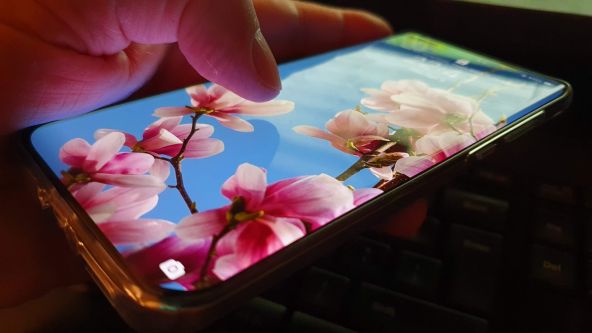 Lockscreen-ul include în continuare acele wallpaper-uri arătoase (Magazine) şi scurtături utile