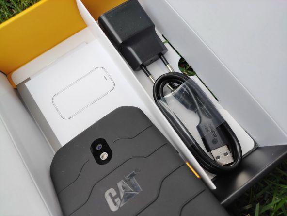CAT S42, conținutul cutiei