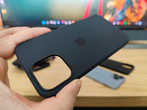 Husa originală silicon Apple cu MagSafe Midnight