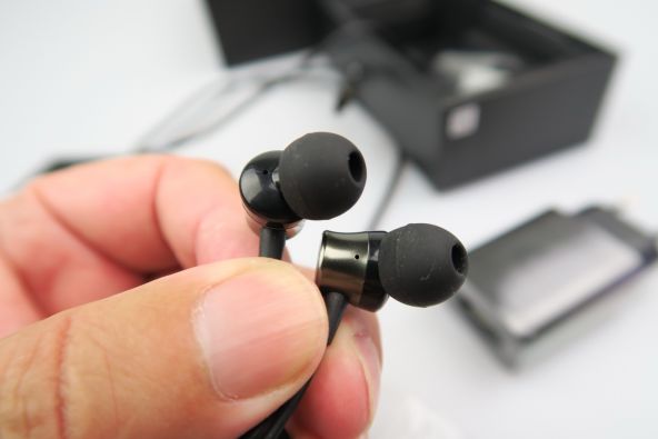 Căștile lui Motorola Edge+