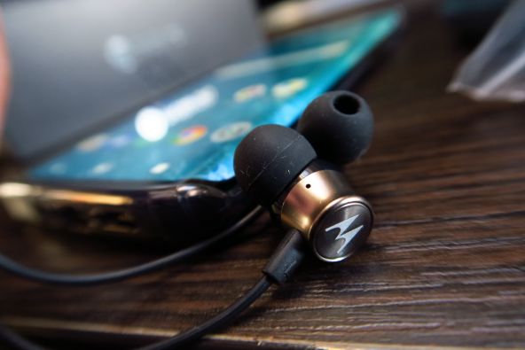 Căști Motorola Edge