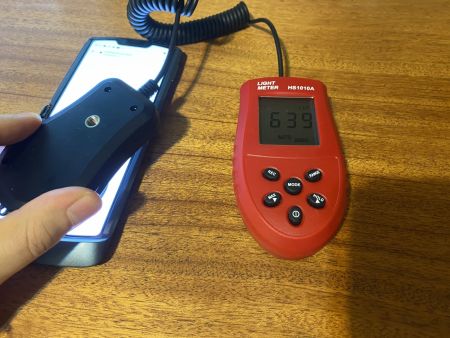 Am făcut şi un test cu luxmetrul asupra ecranului principal, care a ajuns la 639 de LUX