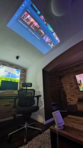 De ce ai putea să alegi proiectorul Samsung The Freestyle în locul unui Smart TV clasic