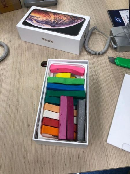 Țeapă iPhone plastilină Media Galaxy Craiova