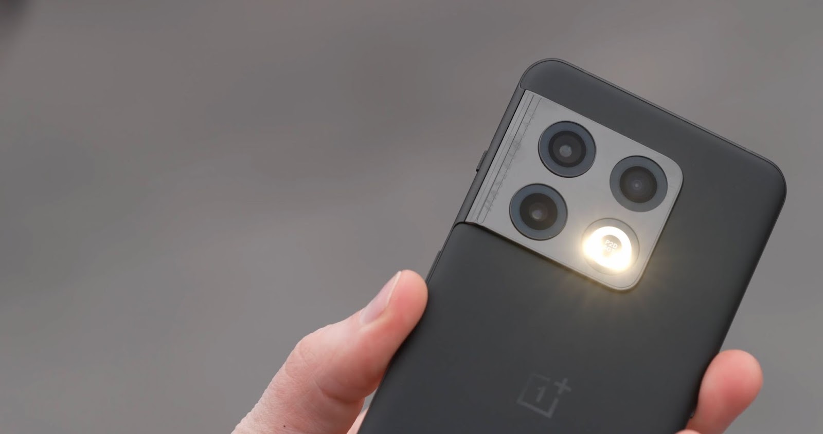 OnePlus 10 Pro primeşte un unboxing de la Unbox Therapy; Vedem ce e în cutie şi primele impresii (Video)