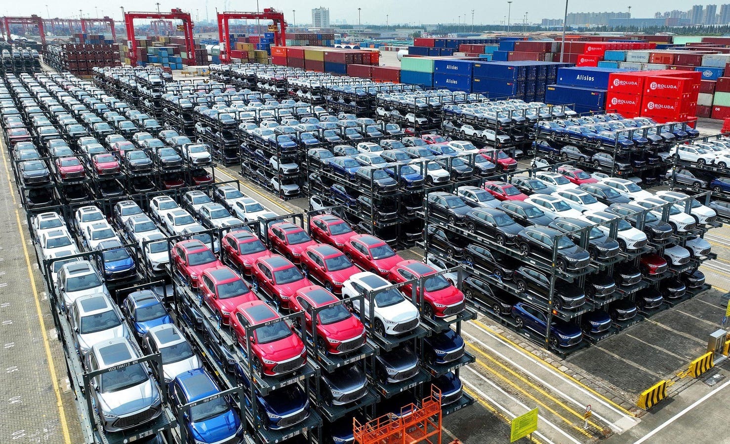 Comisia Europeană introduce tarife de până la 38% pentru importurile auto din China; Un război comercial pare inevitabil