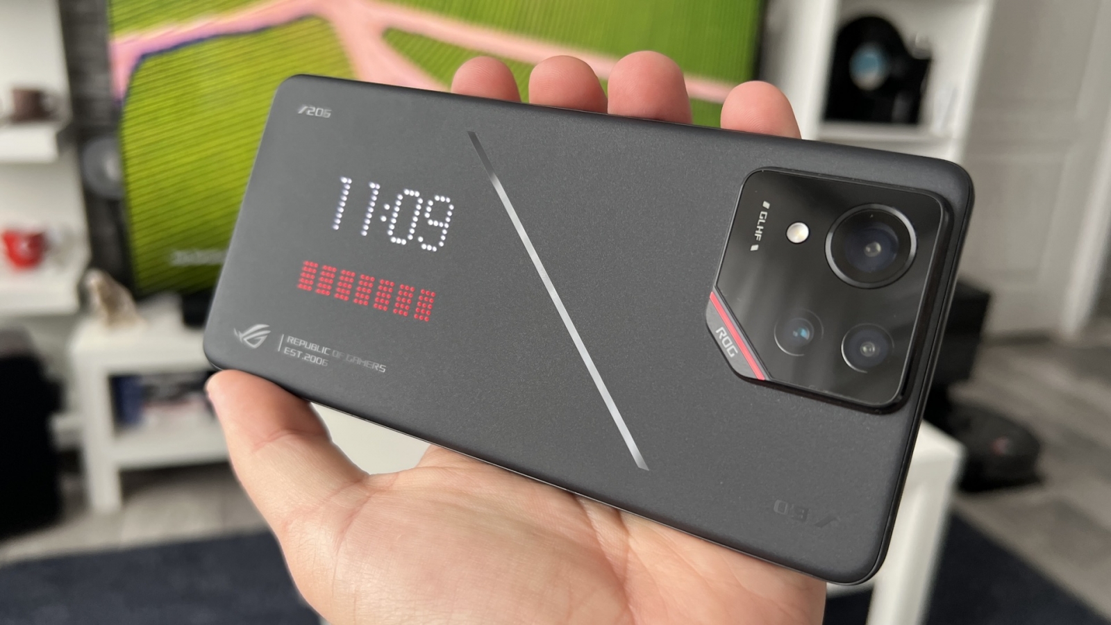 ROG Phone 9 Pro îmbină estetica gamingului cu funcționalitatea