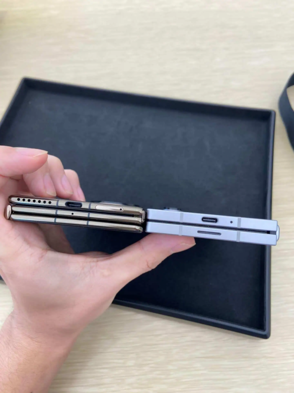 Imaginea virală de pe Reddit compară grosimea Huawei Mate XT și Galaxy Z Fold 6; Diferență de grosime de sub 1 mm!