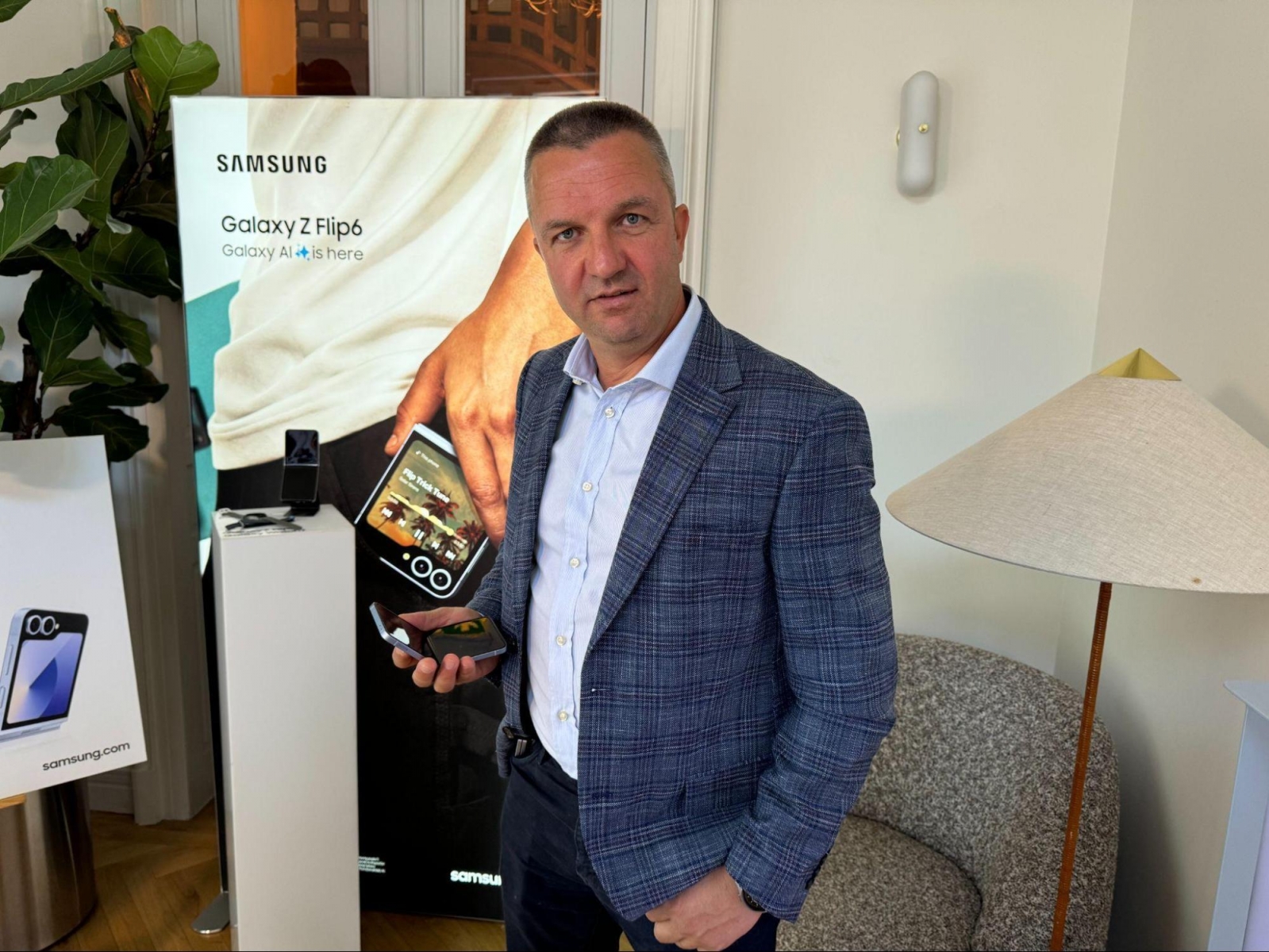 Este o certitudine deja. Google Gemini este integrat pe Galaxy Z Fold 6 și Flip 6, deci e disponibil din prima zi. La îndemână, lucrează ca un asistent personal, îl întrebi „ce vrei să gătesc mâine?” „ce cadou să îi iau unui prieten”, îi spui să pună un meeting în agendă mâine.