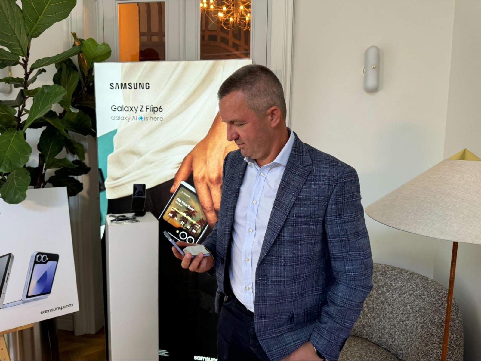 Nu, nu chiar așa. Vorbim de o creștere de 20-30% față de generațiile trecute și asta e deja mult. Suntem într-o piață dinamică, e o rată de creștere peste rata de creștere a pieței. Cu S24 am câștigat cotă de piață în zona premium, ceea ce ne dorim și cu seria de pliabile 6.