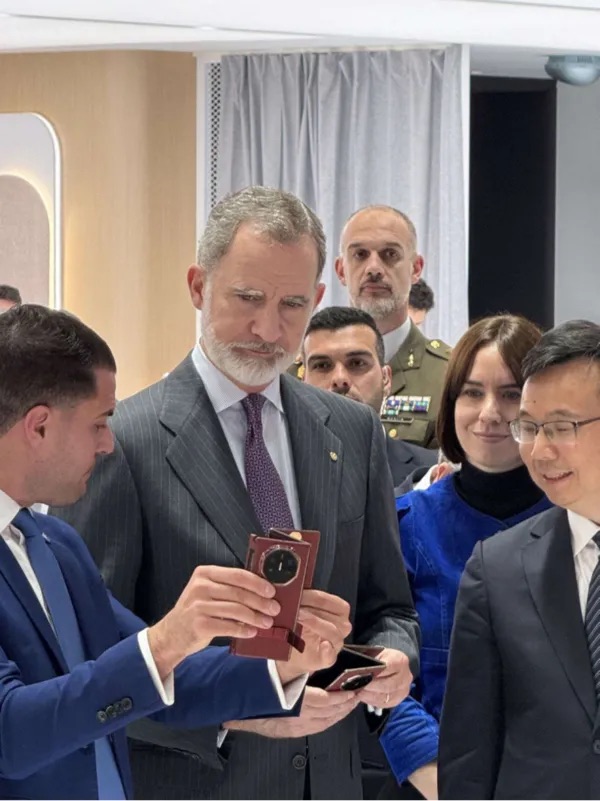 Regele Spaniei la standul Huawei; Felipe VI a testat personal Mate XT Ultimate la MWC 2025