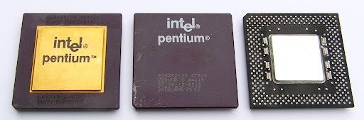 Dezvoltarea procesorului Pentium a început în 1989, însă problemele de design au amânat lansarea pentru martie 1993. 