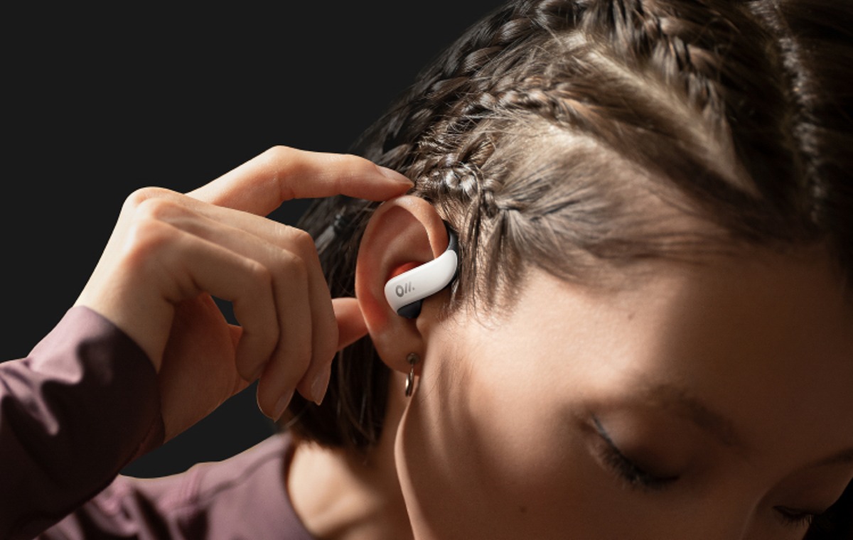 Căștile Ola Friend, conectate direct la modelul Doubao, sunt open-ear (nu izolează complet urechea)