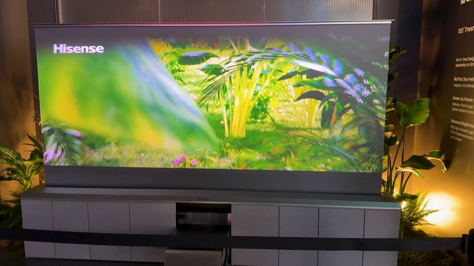 IFA 2025: Care e treaba cu televizorul rulabil din pânză și cu LASER de la Hisense? (Hands On)