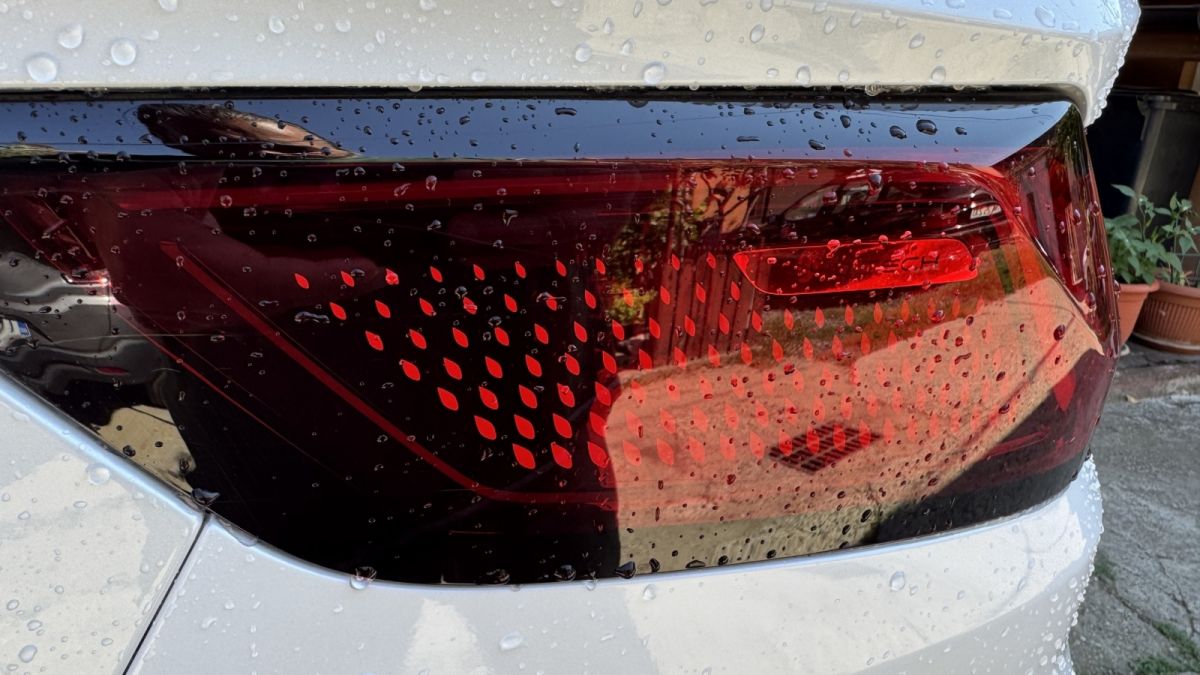 Spatele are un aspect impunător, cu blocuri optice unite pe toată lățimea, decorate cu un motiv subtil de „picături de apă”