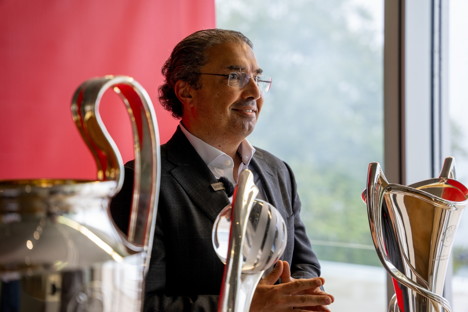 Ahmed Essam, CEO Piete Europene, Vodafone, alaturi de (de la stanga la dreapta) trofeu Liga Campionilor UEFA, trofeu UEFA EURO – Feminin si trofeu Liga Campionilor UEFA la Fotbal Feminin.