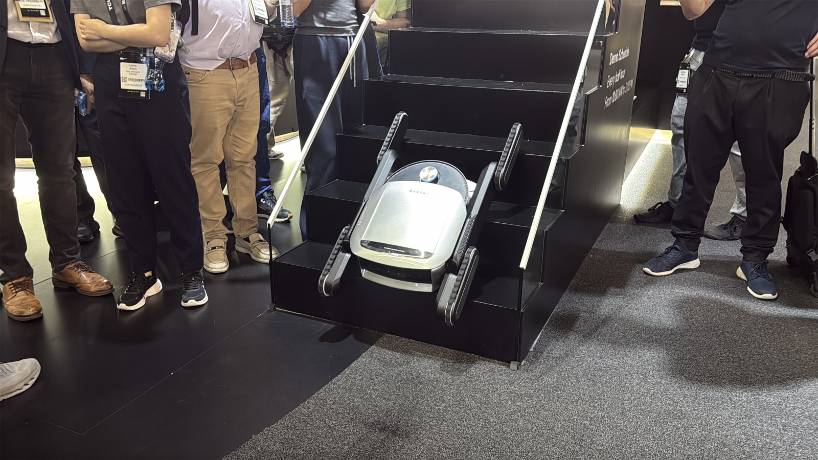 Cyber X este un concept care urcă automat scările printr-un sistem numit Bionic QuadTrack 