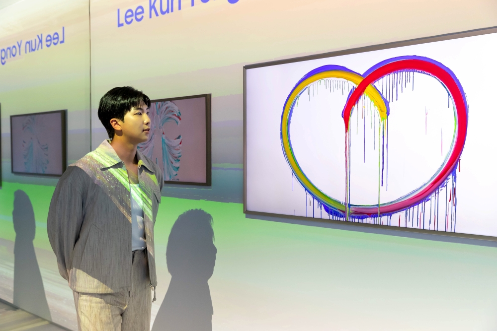 RM, liderul trupei BTS, revine în spațiul public, dar nu cu muzică, ci ca ambasador global pentru televizoarele Samsung Art TV