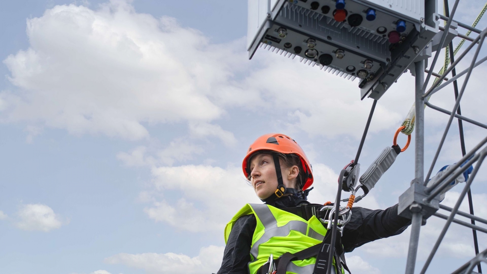 Ericsson preia controlul complet al rețelelor Vodafone în trei țări; vine și cu AI și Open RAN în pachet