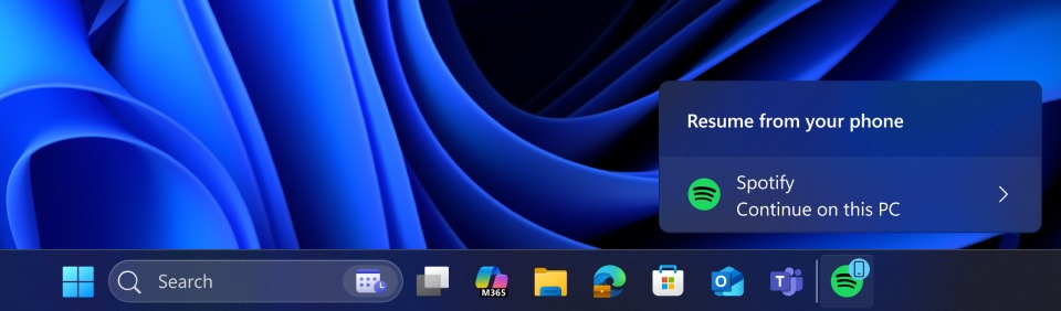 Ai început un podcast pe telefon și îl continui instant pe laptop; Windows 11 testează redarea automată a Spotify și altor aplicații Android între dispozitive