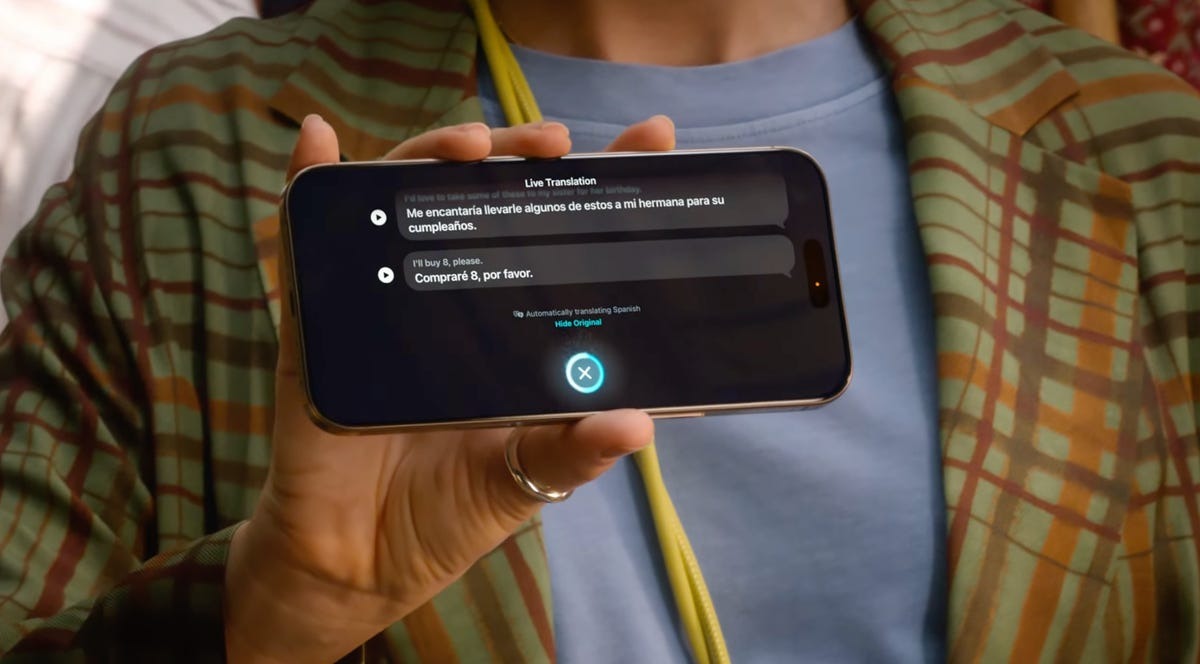 Căștile preiau vocea, iPhone-ul traduce, iar tu auzi rezultatul în timp real.
