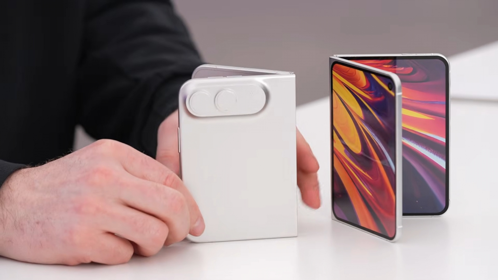 Unbox Therapy a primit o machetă și mai realistă pentru iPhone Fold
