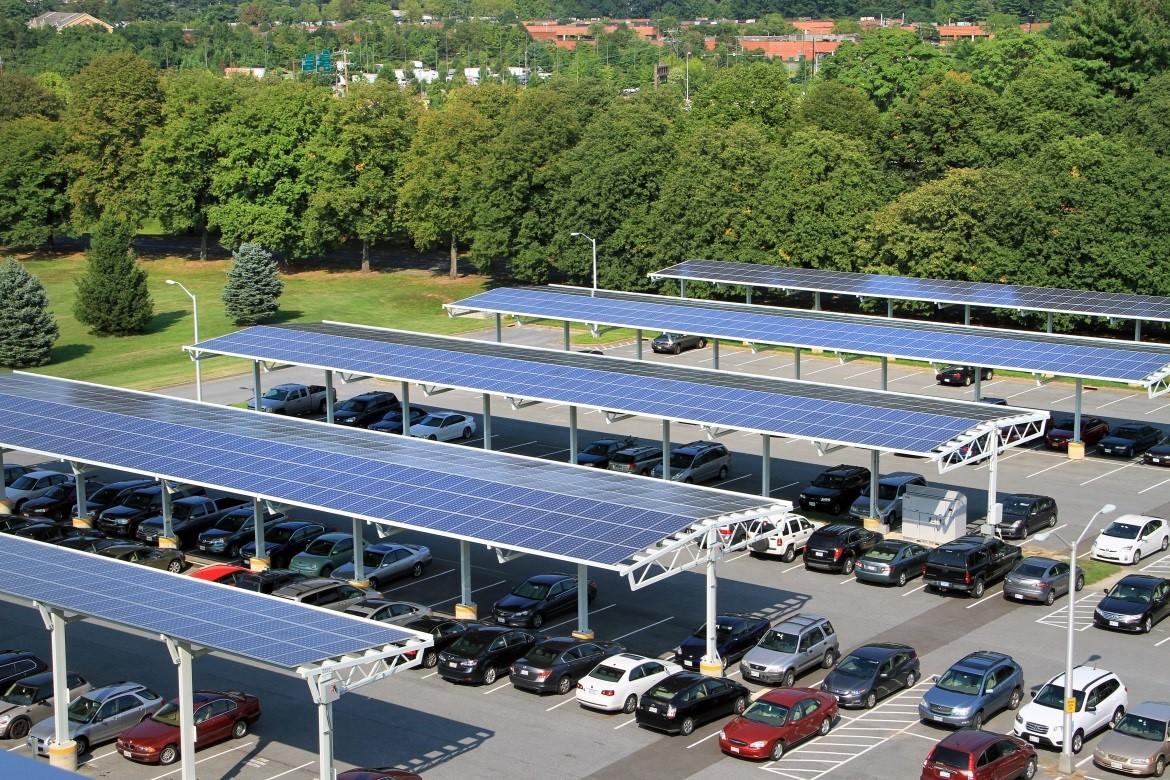 Parcările fotovoltaice revin în discuție; Încărcarea mașinilor electrice le poate face mai utile