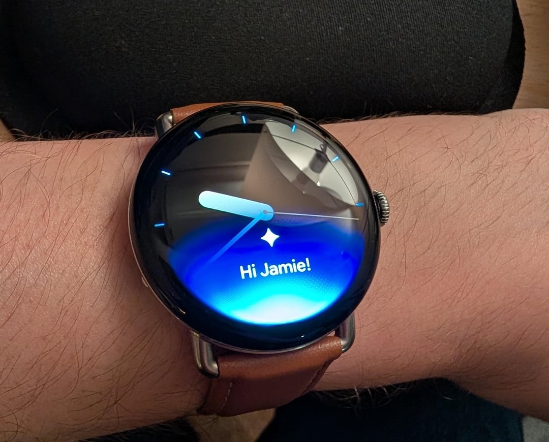 Google uniformizează Gemini pe telefon și ceas; versiunea 1.36 aduce noul look pe Wear OS
