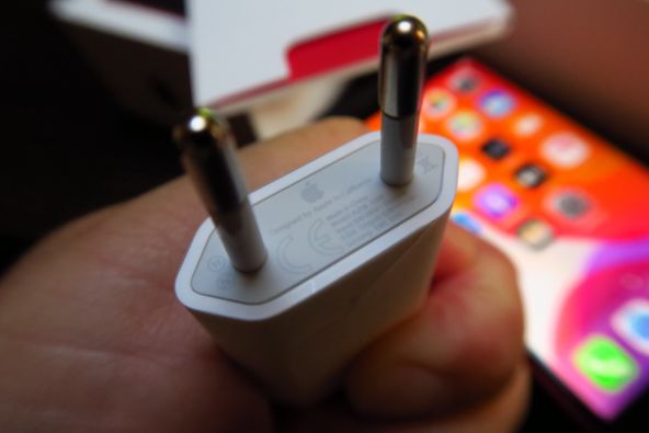 Unboxing iPhone SE (2020) incarcator