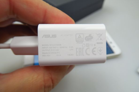 ASUS ZenFone 3 ZE552KL scos din cutie (incarcatorul)