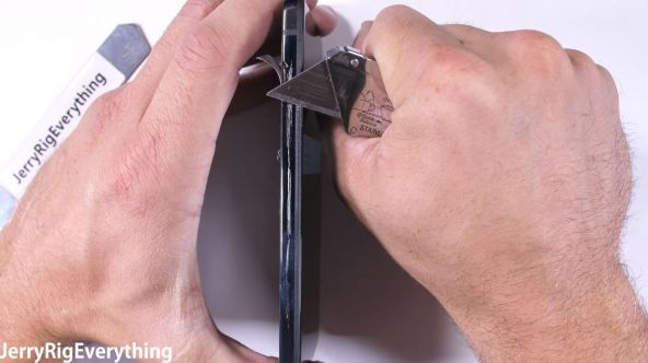 Test rezistenta Essential Phone