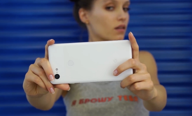 Sexy unboxing de Google Pixel 3 XL: o rusoaică îl scoate din cutie (Video)