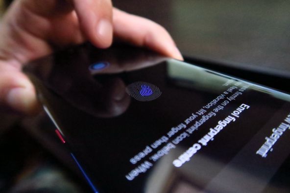 Scanner de amprente integrat in display (Huawei Mate 20 Pro)