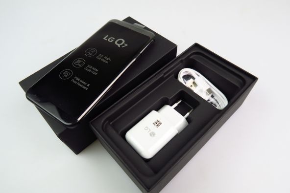 LG Q7, conținutul cutiei